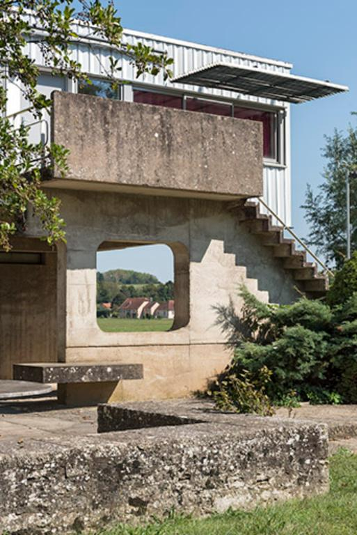 Façade ouest, et vue sur l'ancien moulin à travers l'ouverture dans le mur de l'escalier © Sonia Dourlot / Région Bourgogne-Franche-Comté, Inventaire du patrimoine - 2016