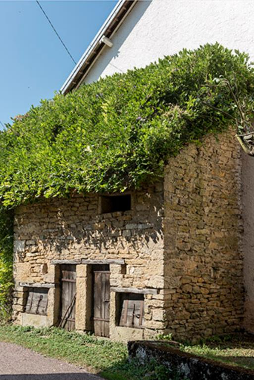 Soue à cochons située rue de la Barque © Sonia Dourlot / Région Bourgogne-Franche-Comté, Inventaire du patrimoine - 2016 Soue à cochons située rue de la Barque © Sonia Dourlot / Région Bourgogne-Franche-Comté, Inventaire du patrimoine - 2016