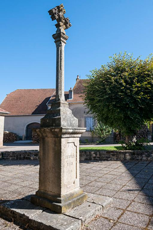 Croix de Mission de 1851, située à l'emplacement de l'ancien cimetière, à côté de l'église. © Jérôme Mongreville / Région Bourgogne-Franche-Comté, Inventaire du patrimoine - 2016