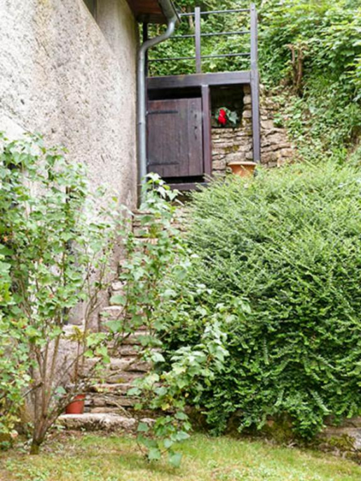 Accès et entrée de la glacière, côté Ouest de l'ancienne écurie. © Sonia Dourlot / Région Bourgogne-Franche-Comté, Inventaire du patrimoine - 2016 Accès et entrée de la glacière, côté Ouest de l'ancienne écurie. © Sonia Dourlot / Région Bourgogne-Franche-Comté, Inventaire du patrimoine - 2016