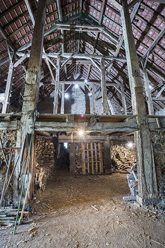 Grange, réserve de bois, grenier et écurie. Système de circulation circulaire autour du bûcher central © Jérôme Mongreville / Région Bourgogne-Franche-Comté, Inventaire du patrimoine - 2016