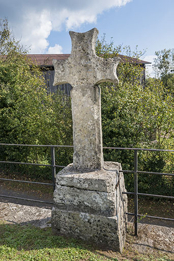 Croix située vers l'entrée du village, Grande rue. © Jérôme Mongreville / Région Bourgogne-Franche-Comté, Inventaire du patrimoine - 2016 Croix située vers l'entrée du village, Grande rue. © Jérôme Mongreville / Région Bourgogne-Franche-Comté, Inventaire du patrimoine - 2016