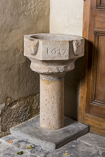 Les anciens fonts baptismaux , vestiges de l'ancienne église. © Jérôme Mongreville / Région Bourgogne-Franche-Comté, Inventaire du patrimoine - 2016 Les anciens fonts baptismaux , vestiges de l'ancienne église. © Jérôme Mongreville / Région Bourgogne-Franche-Comté, Inventaire du patrimoine - 2016