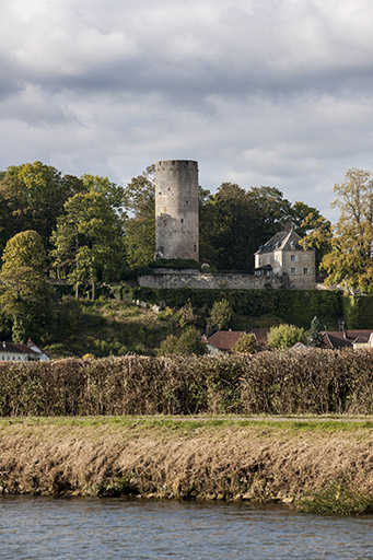 Le donjon et le "nouveau château" (la "gentilhommière") depuis la Saône. © Sonia Dourlot / Région Bourgogne-Franche-Comté, Inventaire du patrimoine - 2016