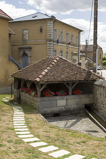 Fontaine-lavoir, 1 rue du Pâquis. © Sonia Dourlot / Région Bourgogne-Franche-Comté, Inventaire du patrimoine - 2016 Fontaine-lavoir, 1 rue du Pâquis. © Sonia Dourlot / Région Bourgogne-Franche-Comté, Inventaire du patrimoine - 2016