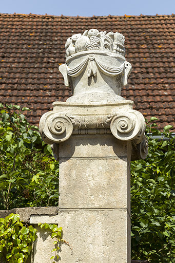 Détail d'un pilier sculpté de l'entrée. © Sonia Dourlot / Région Bourgogne-Franche-Comté, Inventaire du patrimoine - 2016