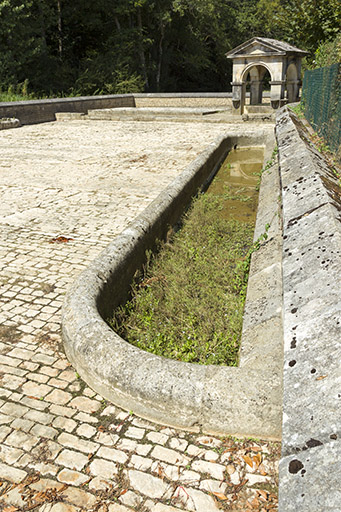 fontaine © Sonia Dourlot / Région Bourgogne-Franche-Comté, Inventaire du patrimoine - 2016 fontaine © Sonia Dourlot / Région Bourgogne-Franche-Comté, Inventaire du patrimoine - 2016