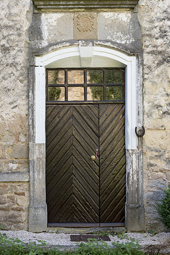 Détail de la porte d'entrée de la maison 11, rue des Marronniers. © Sonia Dourlot / Région Bourgogne-Franche-Comté, Inventaire du patrimoine - 2016