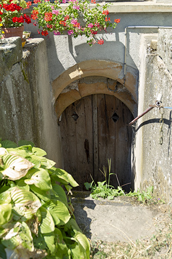 Entrée de cellier à arc en plein cintre, à ressauts formé de deux rouleaux. (4 rue du Château.) © Sonia Dourlot / Région Bourgogne-Franche-Comté, Inventaire du patrimoine - 2016 Entrée de cellier à arc en plein cintre, à ressauts formé de deux rouleaux. (4 rue du Château.) © Sonia Dourlot / Région Bourgogne-Franche-Comté, Inventaire du patrimoine - 2016