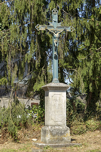 Vue de face de la croix de mission, à l'entrée sud-ouest du village. inscription : "mission de 1896. 300 jours d'indulgence." © Sonia Dourlot / Région Bourgogne-Franche-Comté, Inventaire du patrimoine - 2016 Vue de face de la croix de mission, à l'entrée sud-ouest du village. inscription : "mission de 1896. 300 jours d'indulgence." © Sonia Dourlot / Région Bourgogne-Franche-Comté, Inventaire du patrimoine - 2016