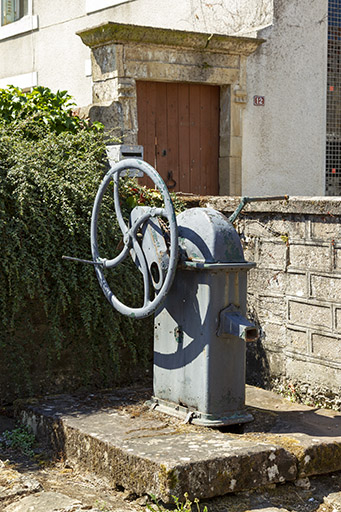 Fontaine à bras 12 rue du jardiney.  © Sonia Dourlot / Région Bourgogne-Franche-Comté, Inventaire du patrimoine - 2016 Fontaine à bras 12 rue du jardiney.  © Sonia Dourlot / Région Bourgogne-Franche-Comté, Inventaire du patrimoine - 2016