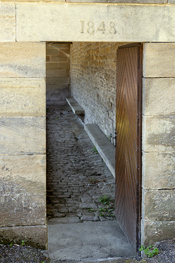 Porte et date portée au linteau du lavoir à l'entrée sud-ouest du village. © Sonia Dourlot / Région Bourgogne-Franche-Comté, Inventaire du patrimoine - 2016 Porte et date portée au linteau du lavoir à l'entrée sud-ouest du village. © Sonia Dourlot / Région Bourgogne-Franche-Comté, Inventaire du patrimoine - 2016