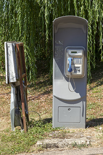 Cabine téléphonique. © Sonia Dourlot / Région Bourgogne-Franche-Comté, Inventaire du patrimoine - 2016 Cabine téléphonique. © Sonia Dourlot / Région Bourgogne-Franche-Comté, Inventaire du patrimoine - 2016