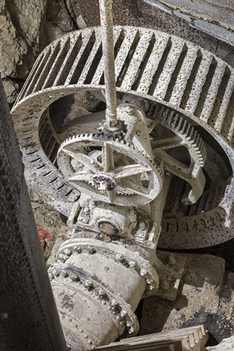 Usine : turbine Laurioz, au 2e étage de soubassement (chambre d'eau). Actionné depuis le rez-de-chaussée, l'arbre vertical commande l'admission d'eau. © Sonia Dourlot / Région Bourgogne-Franche-Comté, Inventaire du patrimoine - 2017 Usine : turbine Laurioz, au 2e étage de soubassement (chambre d'eau). Actionné depuis le rez-de-chaussée, l'arbre vertical commande l'admission d'eau. © Sonia Dourlot / Région Bourgogne-Franche-Comté, Inventaire du patrimoine - 2017
