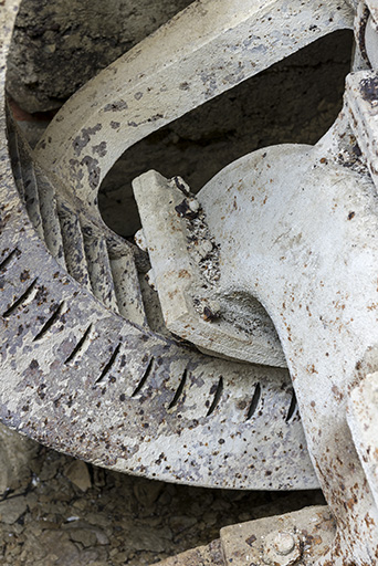 Usine : arrivée d'eau sur les aubes de la turbine. © Sonia Dourlot / Région Bourgogne-Franche-Comté, Inventaire du patrimoine - 2017