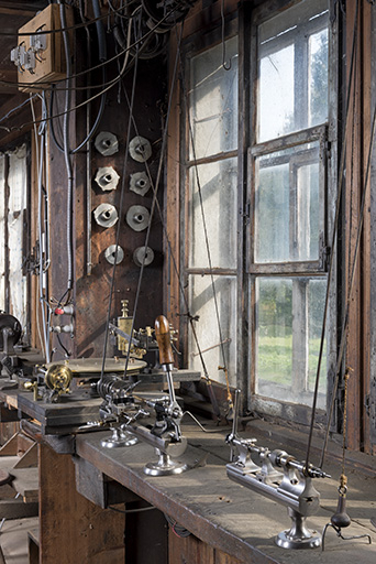 Machines installées derrière la fenêtre multiple : deux tours Lorch et, à l'arrière-plan, une machine à diviser. © Sonia Dourlot / Région Bourgogne-Franche-Comté, Inventaire du patrimoine - 2017