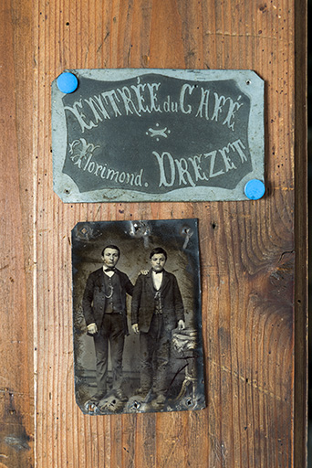 Plaque du café Drezet et portraits © Sonia Dourlot / Région Bourgogne-Franche-Comté, Inventaire du patrimoine - 2017 Plaque du café Drezet et portraits © Sonia Dourlot / Région Bourgogne-Franche-Comté, Inventaire du patrimoine - 2017