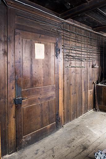 Stockage des barres métalliques, constituant l'une des matières premières de l'atelier. © Sonia Dourlot / Région Bourgogne-Franche-Comté, Inventaire du patrimoine - 2017