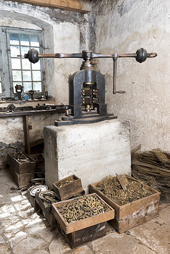 Vue d'ensemble (cadrage vertical). Les caisses au premier plan contiennent des pièces découpées (outils à centrer) et des déchets de découpe.  © Sonia Dourlot / Région Bourgogne-Franche-Comté, Inventaire du patrimoine - 2017