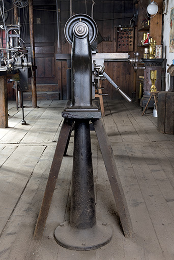 Vue de profil, montrant le socle. © Sonia Dourlot / Région Bourgogne-Franche-Comté, Inventaire du patrimoine - 2017
