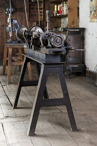 Machine sur pieds de la troisième rangée : machine à décolleter (tour revolver). © Sonia Dourlot / Région Bourgogne-Franche-Comté, Inventaire du patrimoine - 2017