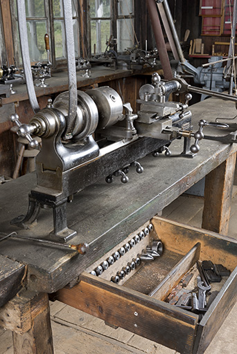 Vue d'ensemble en enfilade, avec le tiroir aux outils et accessoires ouvert. © Sonia Dourlot / Région Bourgogne-Franche-Comté, Inventaire du patrimoine - 2017