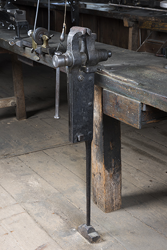 Etau à pied de la rangée centrale, permettant la fixation d'un tour à perche. © Sonia Dourlot / Région Bourgogne-Franche-Comté, Inventaire du patrimoine - 2017