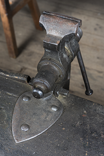 Partie supérieure et plaque de fixation sur l'établi. © Sonia Dourlot / Région Bourgogne-Franche-Comté, Inventaire du patrimoine - 2017