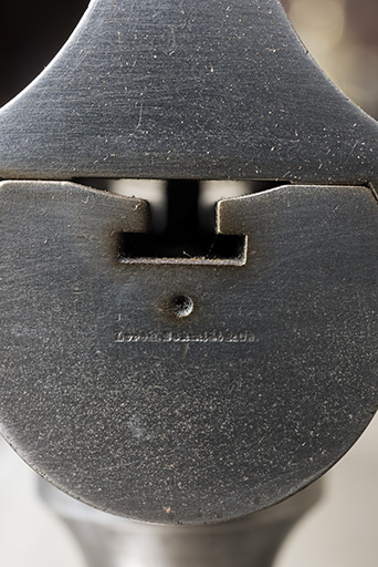 Petit tour : nom du fabricant, à l'extrémité du banc. © Sonia Dourlot / Région Bourgogne-Franche-Comté, Inventaire du patrimoine - 2017