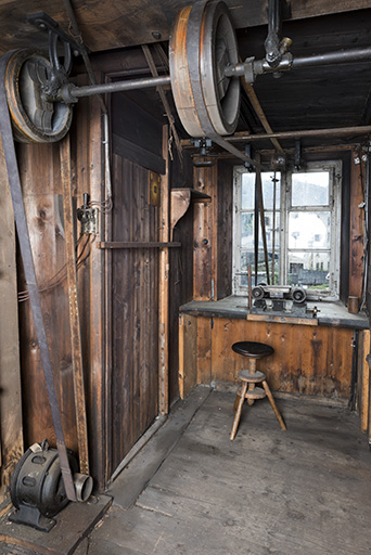 L'atelier : partie gauche, dédiée au polissage. © Sonia Dourlot / Région Bourgogne-Franche-Comté, Inventaire du patrimoine - 2017