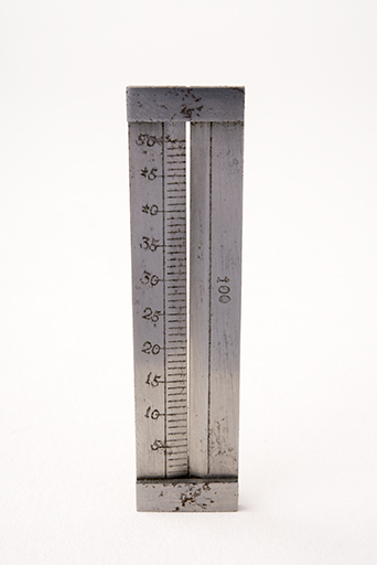 Calibre (jauge), gradué en centièmes de mm. © Sonia Dourlot / Région Bourgogne-Franche-Comté, Inventaire du patrimoine - 2017