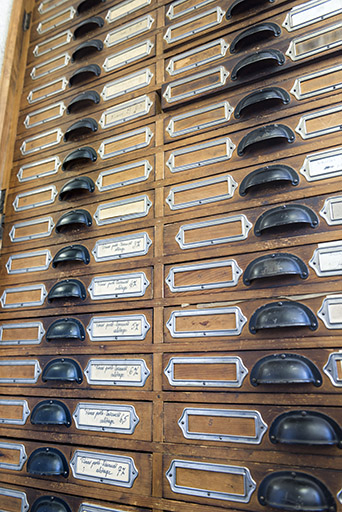 Meuble à tiroirs pour le rangement des petites pièces. © Sonia Dourlot / Région Bourgogne-Franche-Comté, Inventaire du patrimoine - 2017