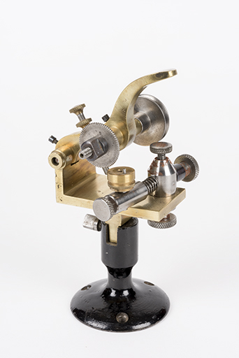 Outils produits dans la commune (collection René Laithier, mairie des Gras) : petite machine à fraiser. D'après G. Petitjean, cette machine munie d'un tasseau circulaire pourrait servir à fraiser les roues de pendule. © Sonia Dourlot / Région Bourgogne-Franche-Comté, Inventaire du patrimoine - 2017 Outils produits dans la commune (collection René Laithier, mairie des Gras) : petite machine à fraiser. D'après G. Petitjean, cette machine munie d'un tasseau circulaire pourrait servir à fraiser les roues de pendule. © Sonia Dourlot / Région Bourgogne-Franche-Comté, Inventaire du patrimoine - 2017