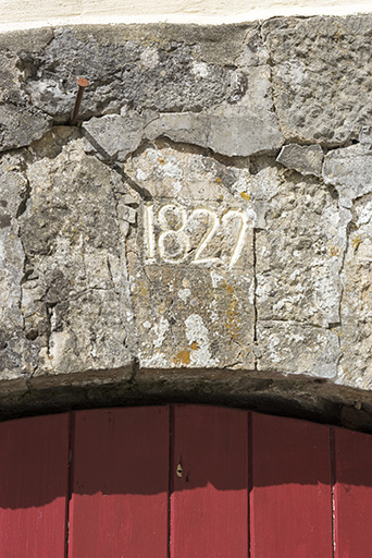 Façade antérieure : date 1829 gravée sur le pont de grange de gauche. © Sonia Dourlot / Région Bourgogne-Franche-Comté, Inventaire du patrimoine - 2017