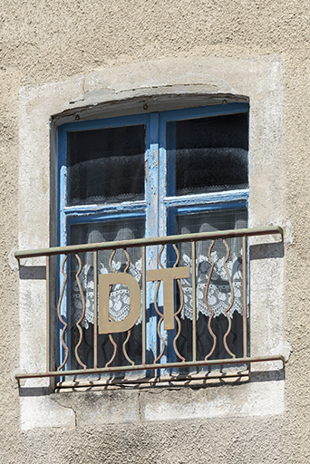 Façade latérale gauche : initiales DT sur un garde-corps. © Sonia Dourlot / Région Bourgogne-Franche-Comté, Inventaire du patrimoine - 2017