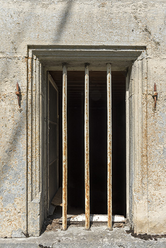 Façade est : fenêtre avec encadrement mouluré et barreaux. © Sonia Dourlot / Région Bourgogne-Franche-Comté, Inventaire du patrimoine - 2017 Façade est : fenêtre avec encadrement mouluré et barreaux. © Sonia Dourlot / Région Bourgogne-Franche-Comté, Inventaire du patrimoine - 2017