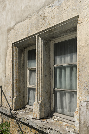 Façade est : fenêtres jumelées à encadrement mouluré. © Sonia Dourlot / Région Bourgogne-Franche-Comté, Inventaire du patrimoine - 2017 Façade est : fenêtres jumelées à encadrement mouluré. © Sonia Dourlot / Région Bourgogne-Franche-Comté, Inventaire du patrimoine - 2017