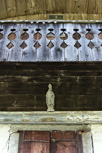 Façade antérieure : statuette de saint Eloi sous la galerie. © Sonia Dourlot / Région Bourgogne-Franche-Comté, Inventaire du patrimoine - 2017