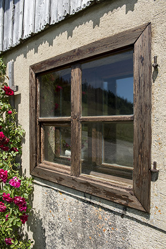 Façade latérale gauche : une fenêtre. © Sonia Dourlot / Région Bourgogne-Franche-Comté, Inventaire du patrimoine - 2017