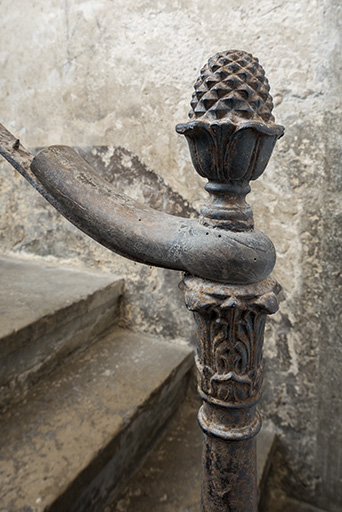 Chaudronnerie : motif d'amortissement de la rampe d'appui de l'escalier. © Sonia Dourlot / Région Bourgogne-Franche-Comté, Inventaire du patrimoine - 2017 Chaudronnerie : motif d'amortissement de la rampe d'appui de l'escalier. © Sonia Dourlot / Région Bourgogne-Franche-Comté, Inventaire du patrimoine - 2017