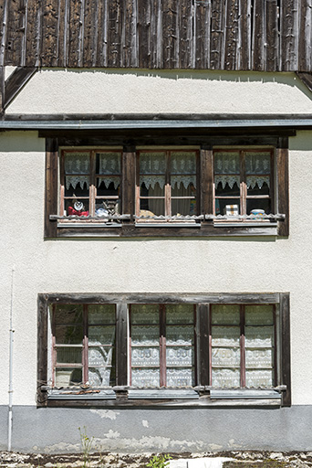 Façade antérieure : fenêtres multiples. © Sonia Dourlot / Région Bourgogne-Franche-Comté, Inventaire du patrimoine - 2017 Façade antérieure : fenêtres multiples. © Sonia Dourlot / Région Bourgogne-Franche-Comté, Inventaire du patrimoine - 2017