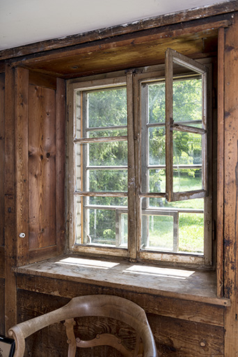 Fenêtre avec deux vitrages. © Sonia Dourlot / Région Bourgogne-Franche-Comté, Inventaire du patrimoine - 2017 Fenêtre avec deux vitrages. © Sonia Dourlot / Région Bourgogne-Franche-Comté, Inventaire du patrimoine - 2017