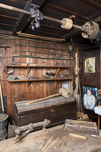 Atelier : établi, transmission, stockage des barres métalliques au mur. © Sonia Dourlot / Région Bourgogne-Franche-Comté, Inventaire du patrimoine - 2017 Atelier : établi, transmission, stockage des barres métalliques au mur. © Sonia Dourlot / Région Bourgogne-Franche-Comté, Inventaire du patrimoine - 2017