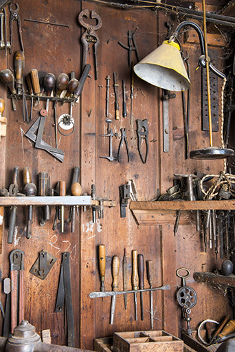 Atelier : outils. © Sonia Dourlot / Région Bourgogne-Franche-Comté, Inventaire du patrimoine - 2017 Atelier : outils. © Sonia Dourlot / Région Bourgogne-Franche-Comté, Inventaire du patrimoine - 2017