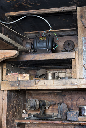 Atelier : moteur électrique et étagères. © Sonia Dourlot / Région Bourgogne-Franche-Comté, Inventaire du patrimoine - 2017 Atelier : moteur électrique et étagères. © Sonia Dourlot / Région Bourgogne-Franche-Comté, Inventaire du patrimoine - 2017