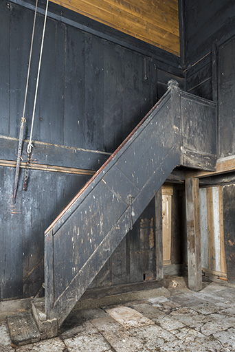 Intérieur, "tué" central : escalier et porte d'accés à la grange. © Sonia Dourlot / Région Bourgogne-Franche-Comté, Inventaire du patrimoine - 2017 Intérieur, "tué" central : escalier et porte d'accés à la grange. © Sonia Dourlot / Région Bourgogne-Franche-Comté, Inventaire du patrimoine - 2017