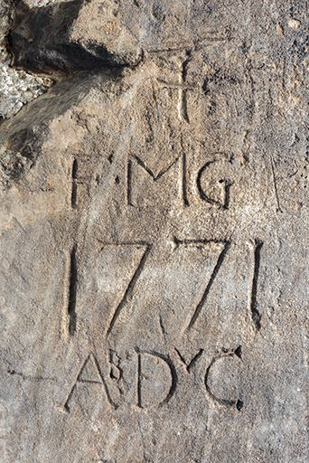 Intérieur, "tué" central : inscriptions et date 1771 gravée sur le piédroit de gauche du four à pain. © Sonia Dourlot / Région Bourgogne-Franche-Comté, Inventaire du patrimoine - 2017 Intérieur, "tué" central : inscriptions et date 1771 gravée sur le piédroit de gauche du four à pain. © Sonia Dourlot / Région Bourgogne-Franche-Comté, Inventaire du patrimoine - 2017