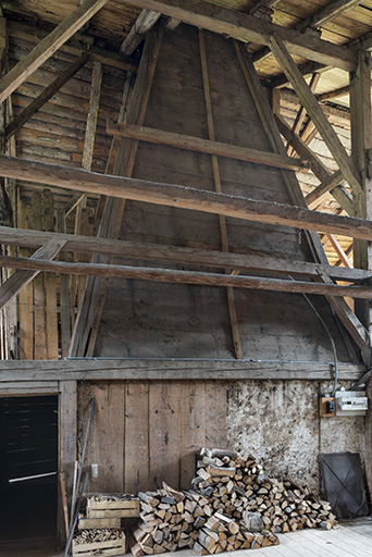 Intérieur, grange : hotte du "tué" central. © Sonia Dourlot / Région Bourgogne-Franche-Comté, Inventaire du patrimoine - 2017 Intérieur, grange : hotte du "tué" central. © Sonia Dourlot / Région Bourgogne-Franche-Comté, Inventaire du patrimoine - 2017