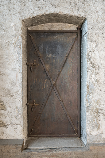 Intérieur, grange : porte métallique de la pièce à l'étage du corps sud-est. © Sonia Dourlot / Région Bourgogne-Franche-Comté, Inventaire du patrimoine - 2017 Intérieur, grange : porte métallique de la pièce à l'étage du corps sud-est. © Sonia Dourlot / Région Bourgogne-Franche-Comté, Inventaire du patrimoine - 2017