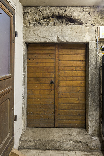 Porte de la cave (dans la chaufferie au nord). © Sonia Dourlot / Région Bourgogne-Franche-Comté, Inventaire du patrimoine - 2017